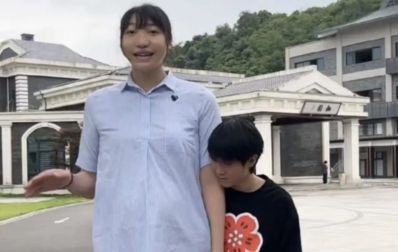 Influenciadora chinesa de 2,18 m morre aos 26 anos