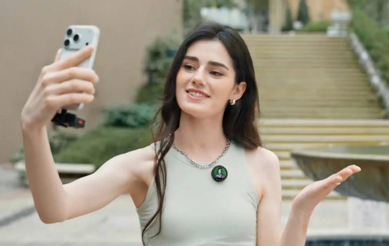 Insta360 coloca “tela de Kindle” colorida em microfone para cativar influencers