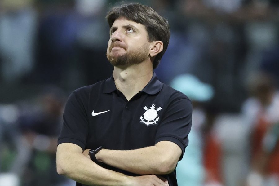 Interino do Corinthians defende Memphis e fala sobre chegada de Seedorf