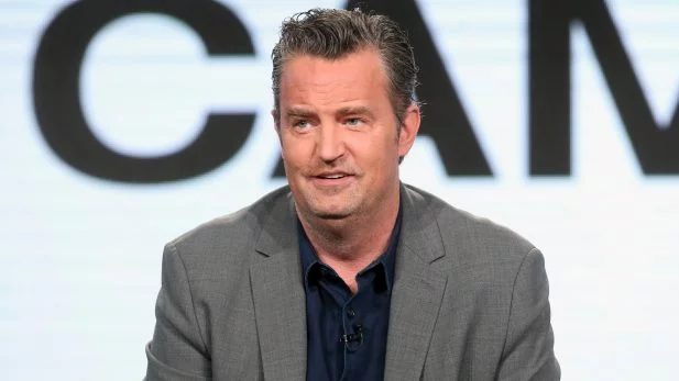 Irmã de Matthew Perry revela aparição de espírito em velório e momento delicado do elenco de ‘Friends’ Matthew Perry: Médicos teriam trocado mensagem para enganar o ator a pagar mais caro na cetamina (Foto: Getty)