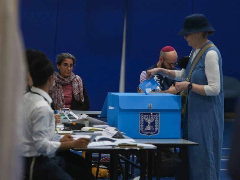 Israel vota em eleição acirrada com Netanyahu