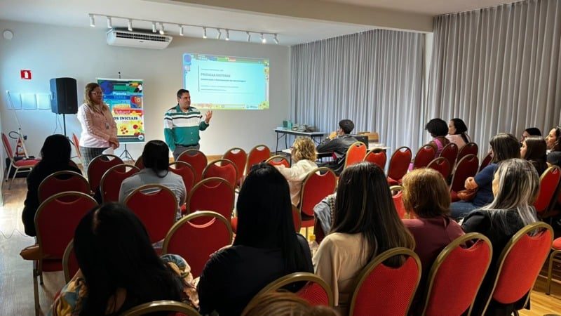 Itatiaia premia professores e celebra avanço na alfabetização