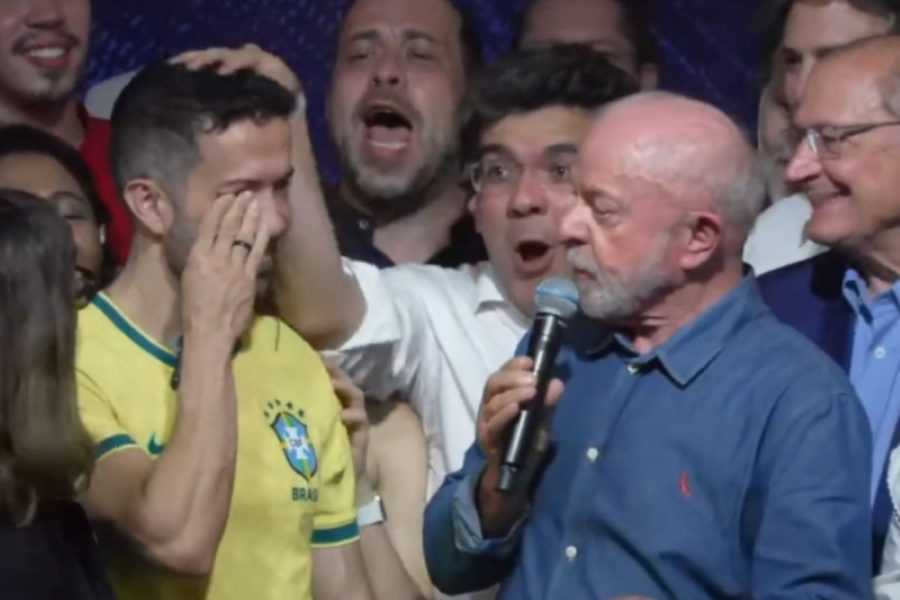 Janones chora ao ser homenageado em discurso da vitória de Lula