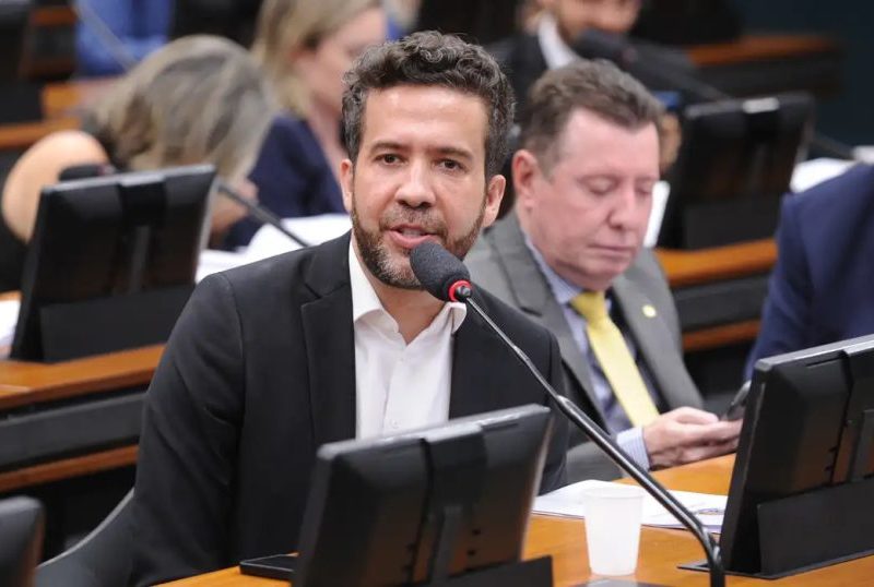 Janones aponta censura após TSE derrubar canal bolsonarista