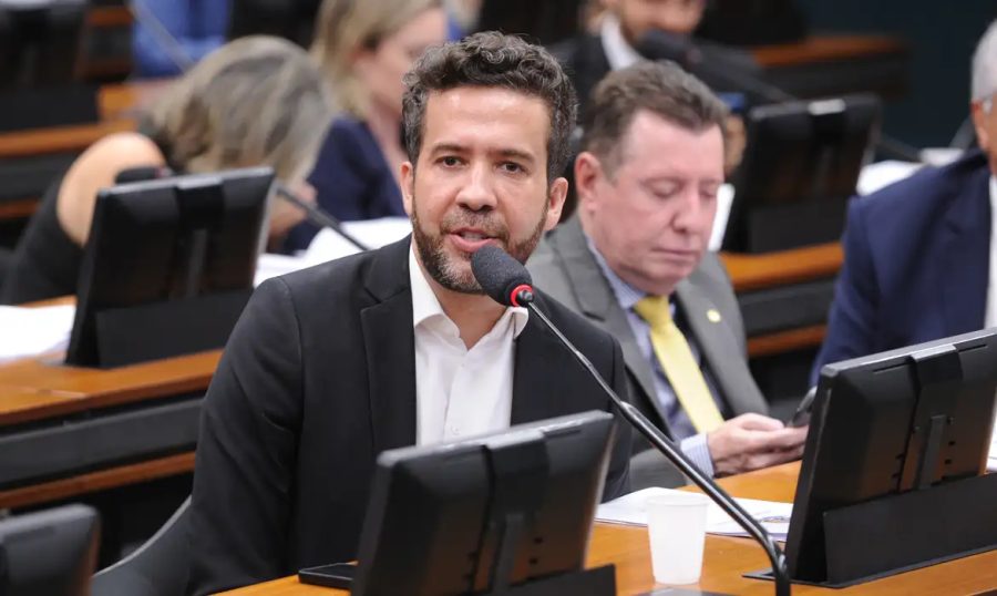 Janones denuncia censura em decisão do TSE contra “Exército do Lula”