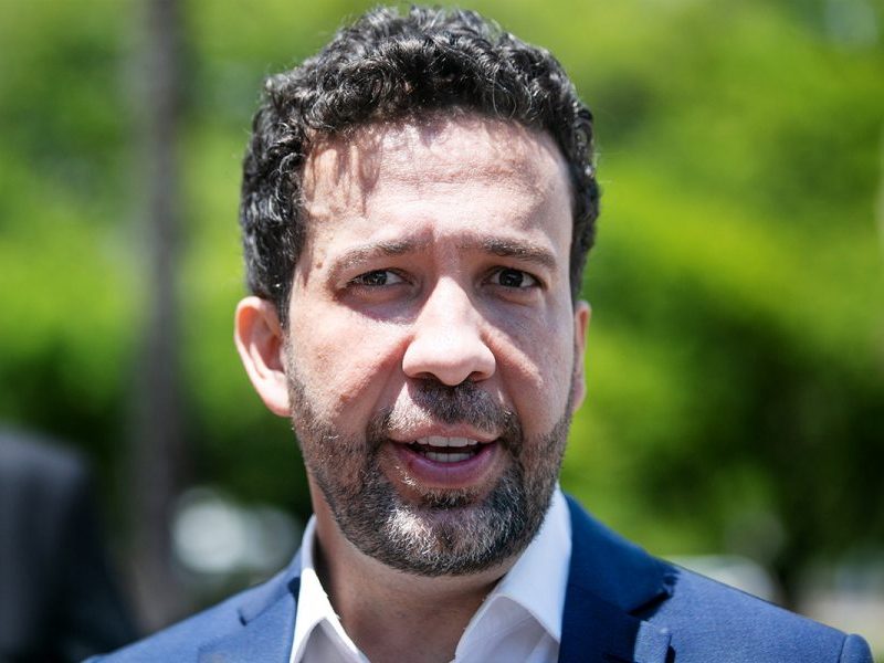 André Janones recebe alta hospitalar após quadro de arritmia