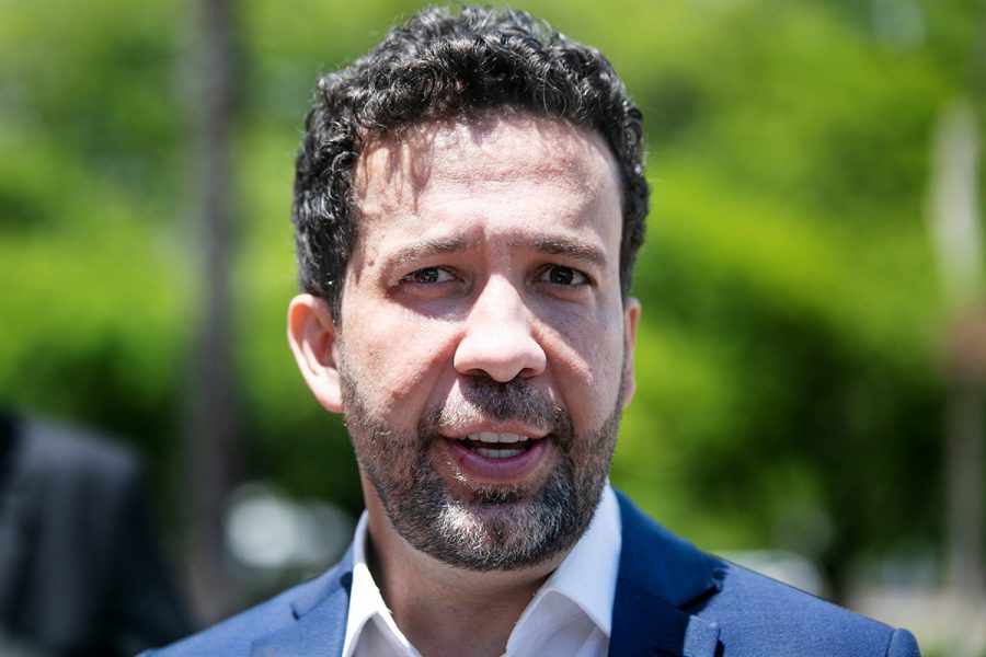 Janones diz que vai ter alta hospitalar às 13h13 desta terça (20/10)