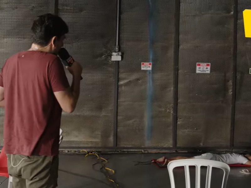 Janones dorme no chão após 5 horas de live para Lula