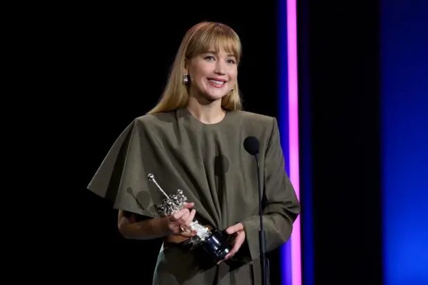 Jennifer Lawrence revela cirurgia plástica que fez após ser mãe e dá resposta hilária sobre os próximos procedimentos Jennifer Lawrence revela qual cirurgia plástica fez após ser mãe e se fará mais procedimentos estéticos (Foto: Getty)