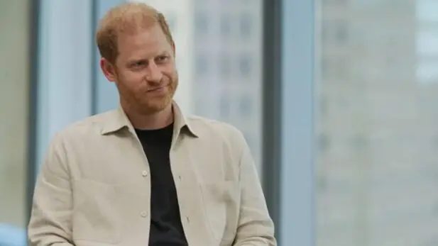 Jornal revela reação de William e Charles a pedido público de Harry para se reconciliar com a família Harry abriu o coração sobre a família em entrevista (Foto: Reprodução/GQ/Youtube)