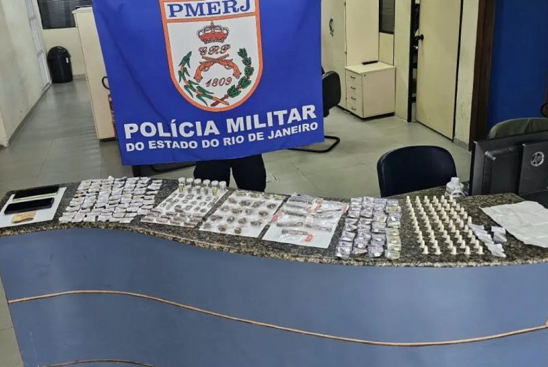 Jovem presa com drogas em carro de aplicativo no RJ