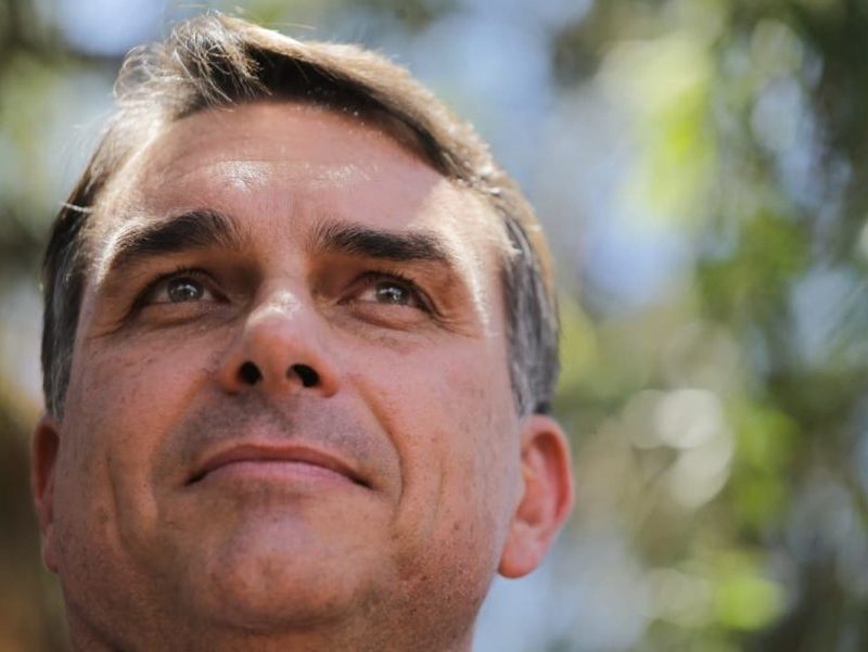 Justiça suspende título de cidadão para Flávio Bolsonaro