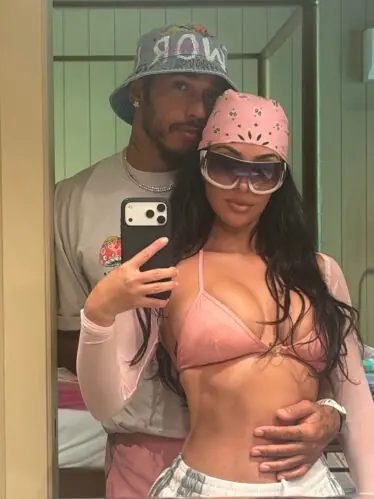 Kim Kardashian faz raro comentário sobre Lewis Hamilton e conta se o piloto atende aos 55 requisitos de sua lista Kim Kardashian revela que Lewis Hamilton atende às 55 exigências de sua lista para namorado ideal: “Não é loucura?” (Foto: Getty)