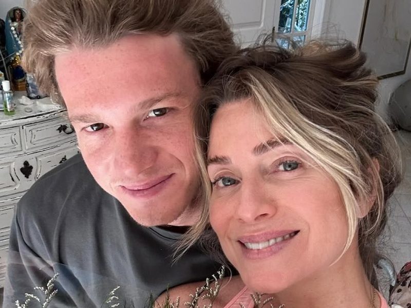Leticia Spiller celebra 30 anos do filho Pedro Novaes com fotos