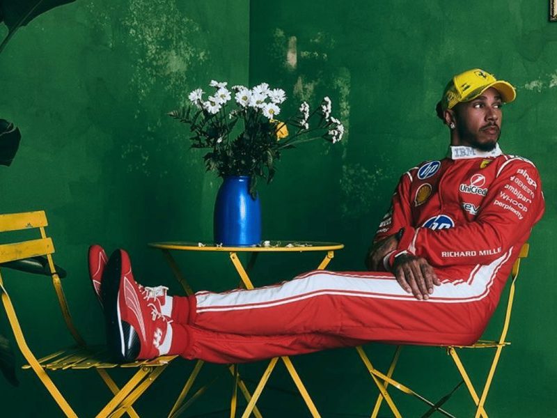 Hamilton ganha boné exclusivo da Ferrari para GP no Brasil