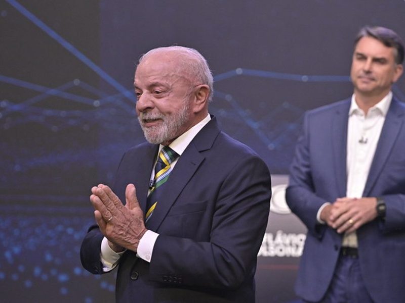 Lula alfineta Flávio Bolsonaro durante debate presidencial