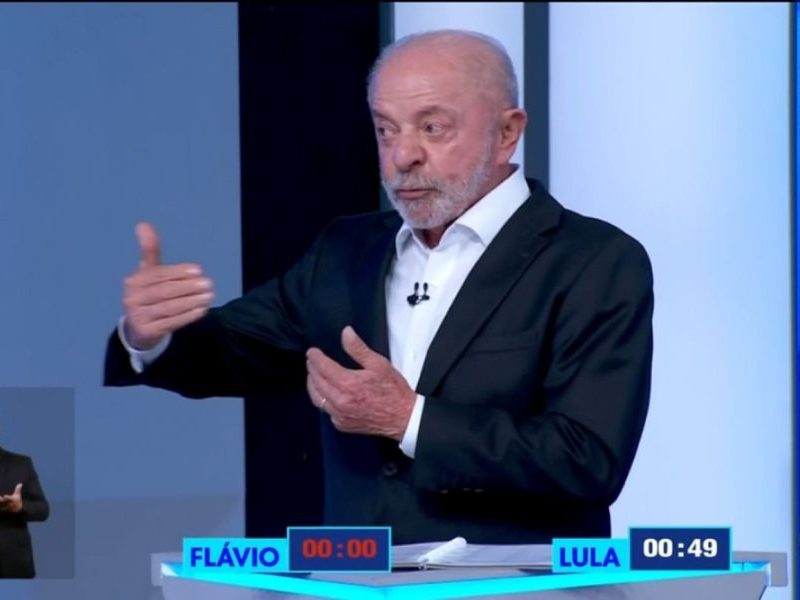 Lula diz que Flávio Bolsonaro copiou plano do governo para comprar dívidas