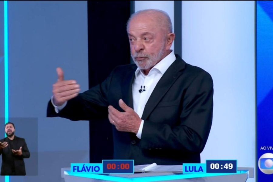 Lula diz que Flávio Bolsonaro copiou plano do governo para comprar dívidas