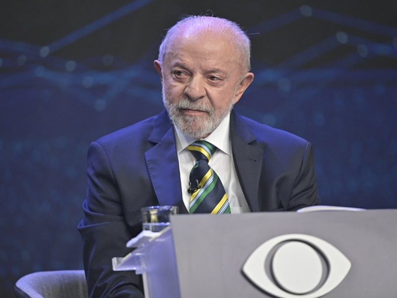Lula promete autorizar quebra de sigilos após embate com Flávio
