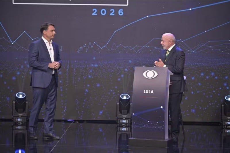 Lula e Flávio Bolsonaro batem boca em debate