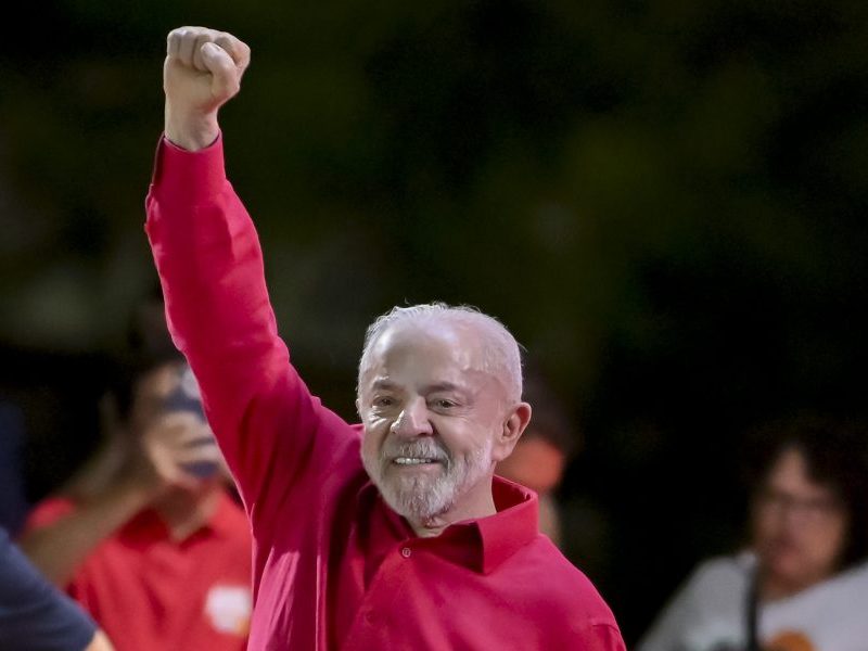 Lula prega respeito à Constituição e diz que vai trabalhar com Congresso