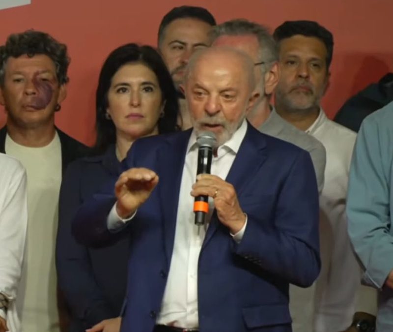 Lula usa óculos futurista em vídeo para atrair votos de jovens