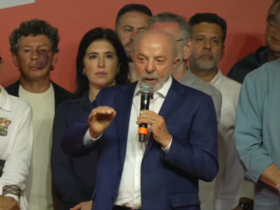 Lula surge com óculos futurista em meio à corrida para conquistar votos de jovens