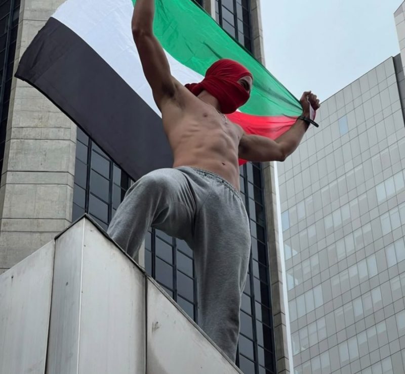 Manifestante vira febre na internet após ato político em SP