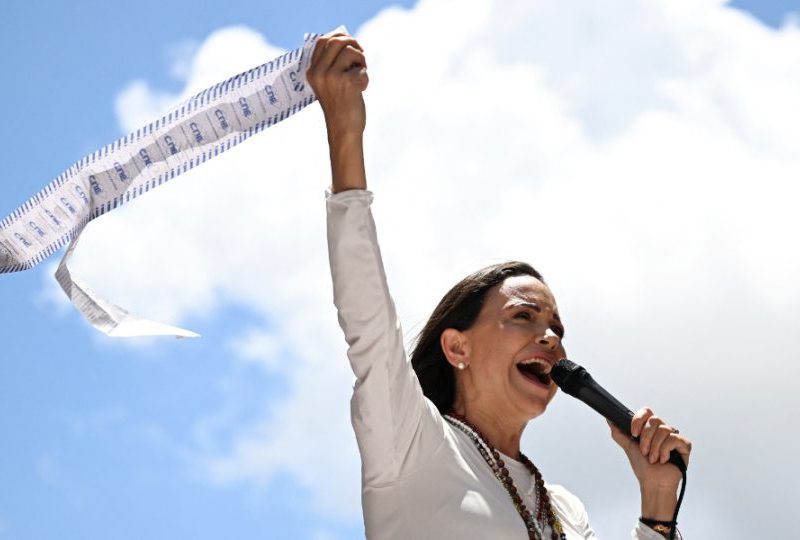 María Corina Machado volta à Venezuela após exílio