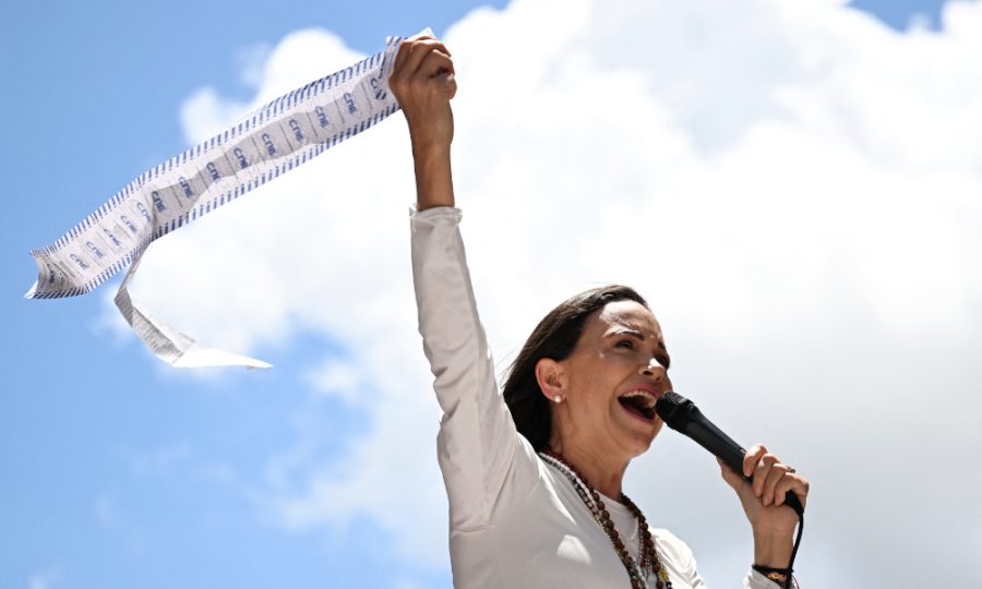 María Corina Machado retorna à Venezuela após quase um ano no exílio