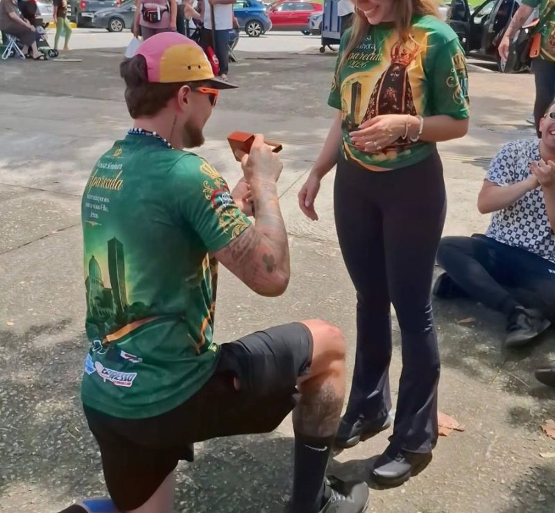 MC Gui pede Jesiele Portela em casamento durante romaria