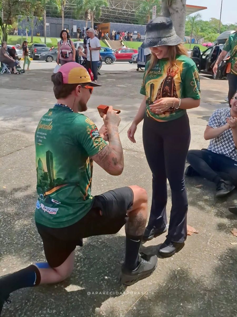 MC Gui pede namorada em casamento durante romaria de 170 km até Aparecida