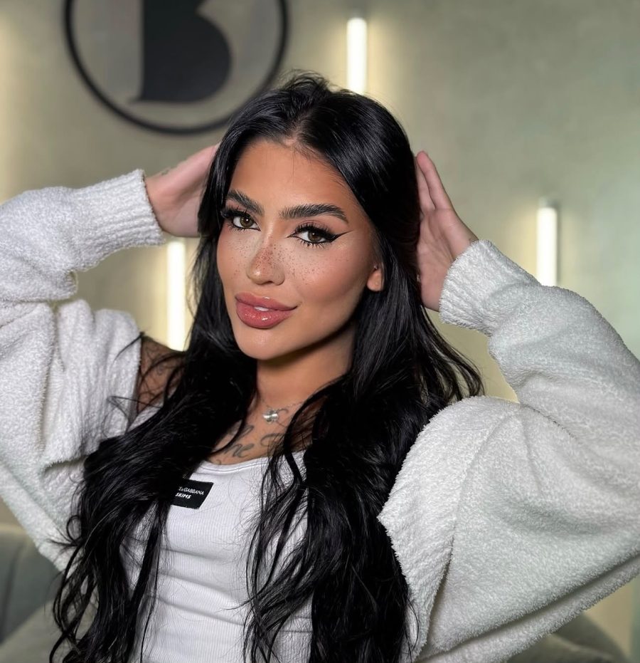 MC Mirella chora após ter endereço exposto e teme pela segurança da filha