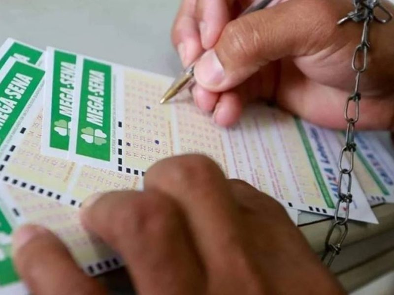 Mega-Sena acumula e vai a R$ 305 milhões; apostas de MG levam quina