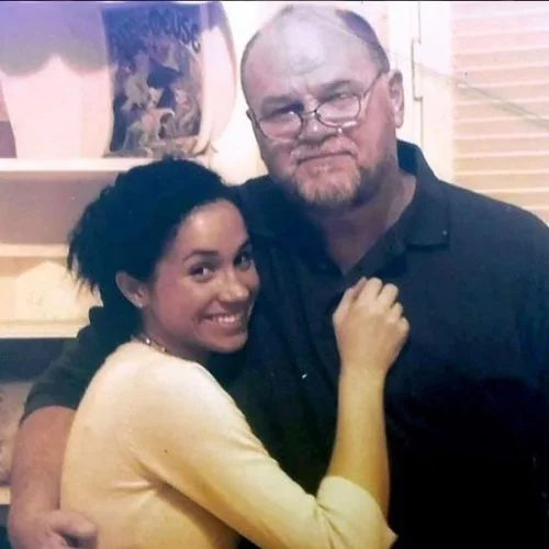 Meghan Markle tem comportamento em relação ao pai questionado após acusações de posse de pornografia infantil virem à tona Meghan Markle tem comportamento em relação ao pai questionado após acusações de posse de pornografia infantil virem à tona