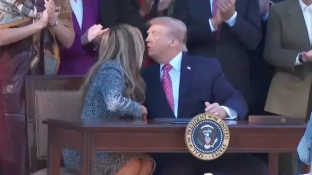 Melania Trump desvia de beijo de Donald Trump durante evento na Casa Branca e momento viraliza; assista Foto: Getty