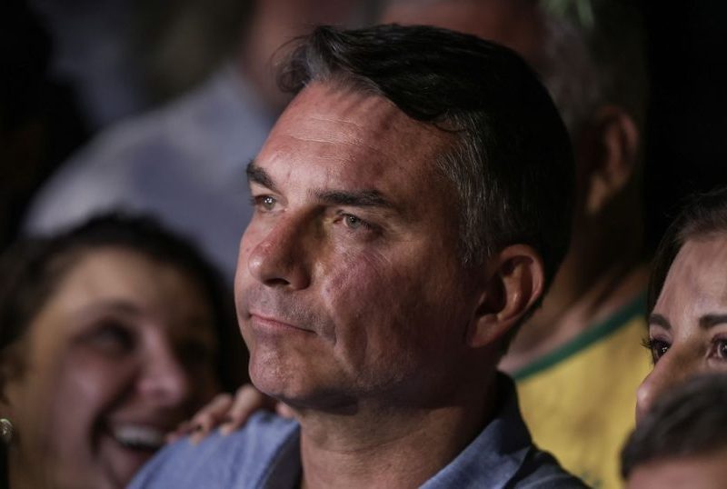 Mendonça multa Flávio Bolsonaro em R$ 5 mil por post contra Lula