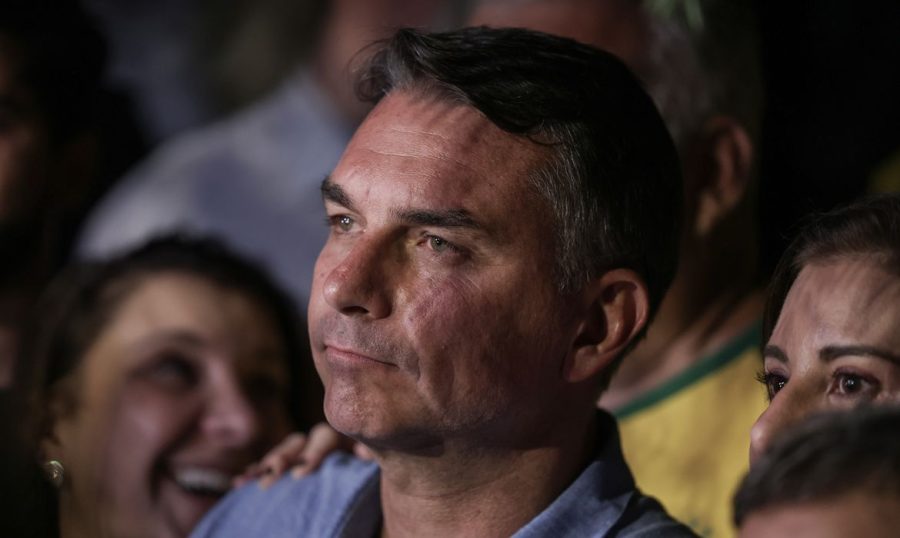 Mendonça multa Flávio Bolsonaro em R$ 5 mil por post contra Lula