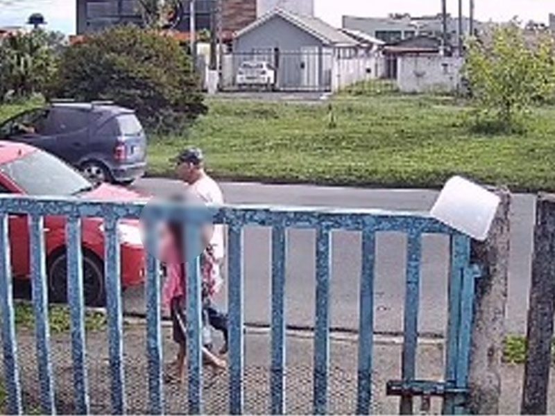 Menina salva de estupro após usar gesto de socorro