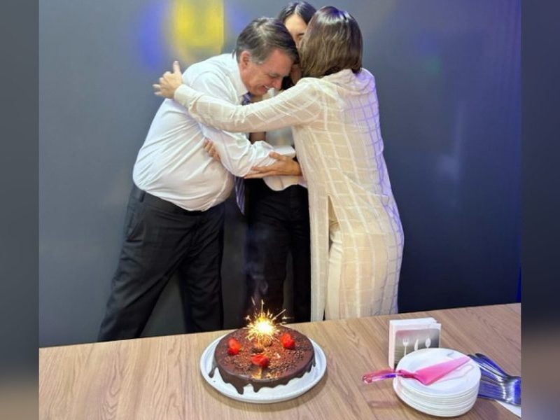 Michelle Bolsonaro comemora 16 anos da filha Laura