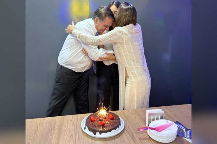 Michelle Bolsonaro celebra 16 anos da filha Laura: “Nossa herança”
