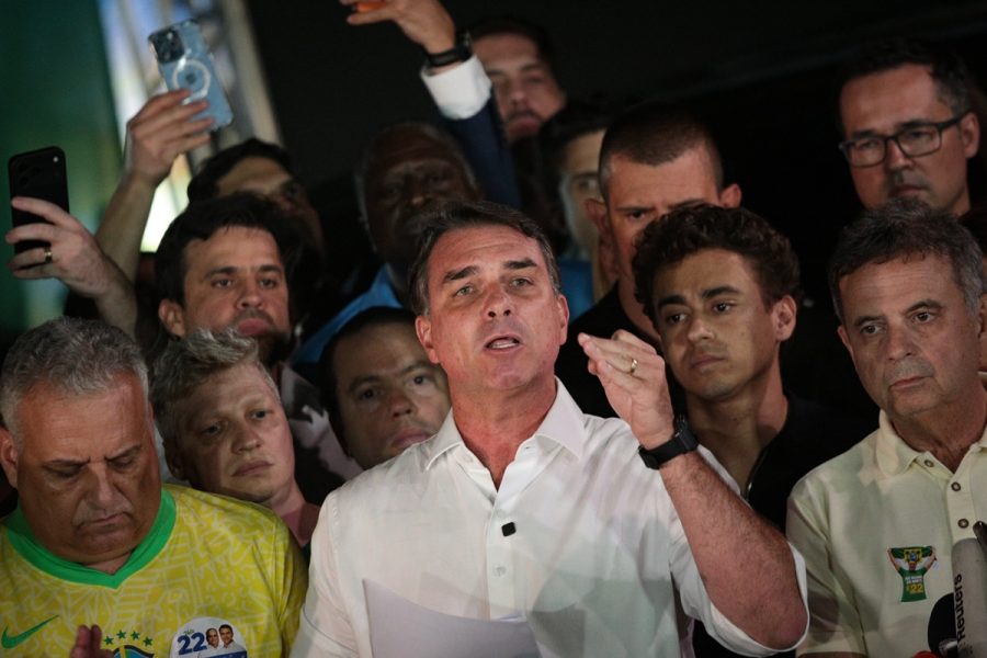 Migração da Argentina diz que Flávio só entrou no país às 22h50 de terça