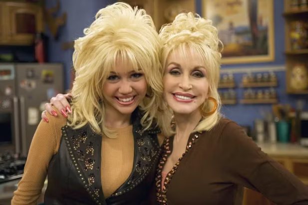 Miley Cyrus revela sinal sobrenatural que recebeu de Dolly Parton após morte da cantora Miley fez uma homenagem a Dolly Parton em sua volta aos palcos (Foto: Getty)