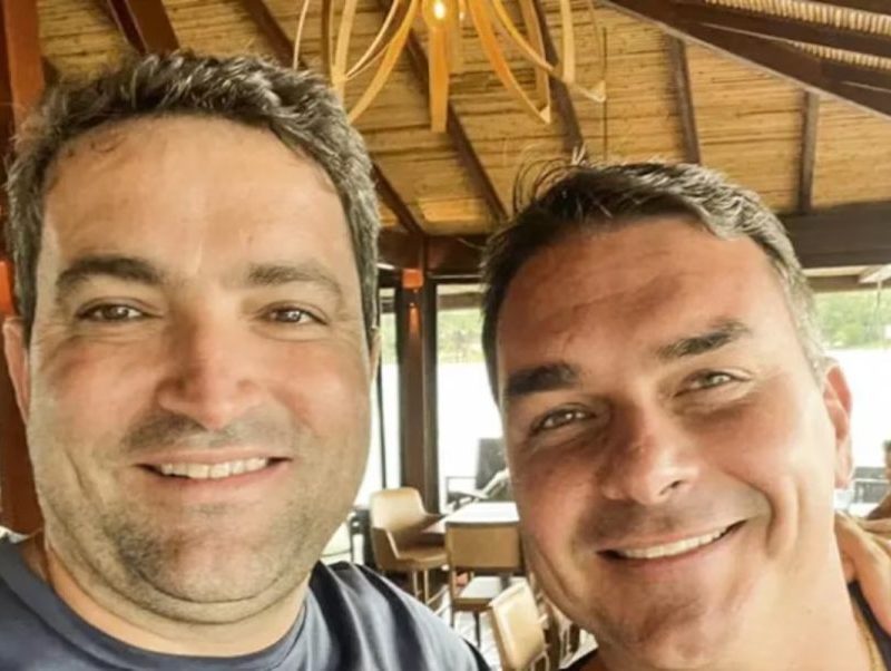 Moraes proíbe Flávio Bolsonaro de manter contato com advogado Willer Tomaz