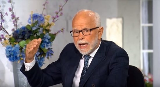 Morre aos 86 anos o polêmico televangelista Jim Bakker
