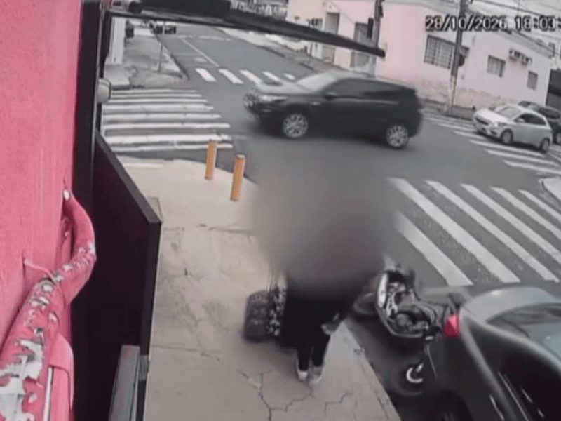 Motociclista bate em carro estacionado e quase atinge 2 mulheres e 2 bebês
