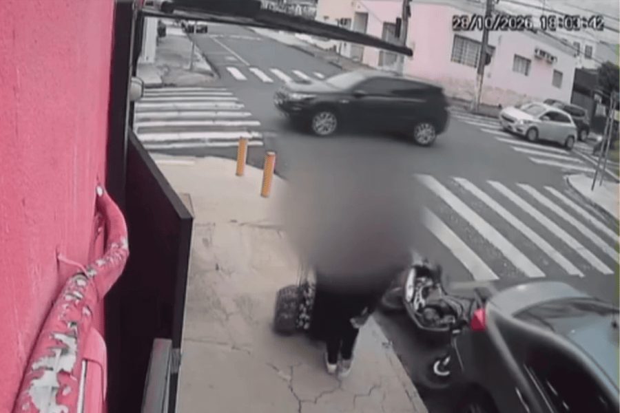 Motociclista bate em carro estacionado e quase atinge 2 mulheres e 2 bebês