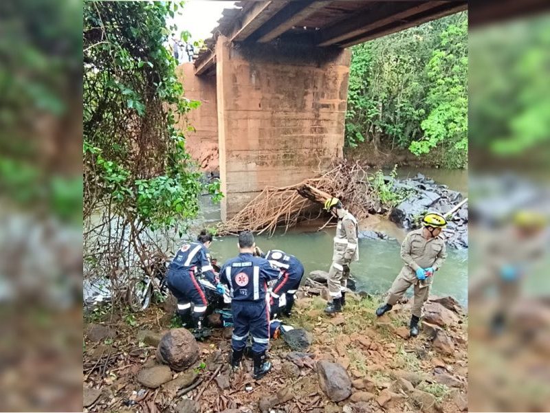 Tragédia em GO: motociclista morre após queda de ponte