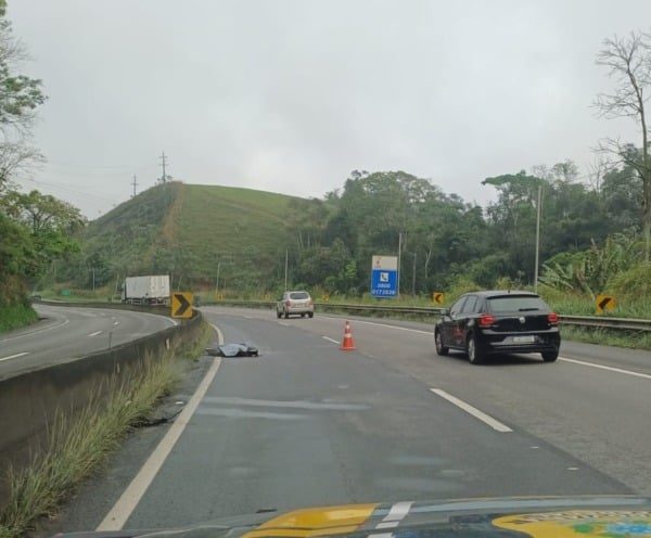 Acidente na Dutra deixa motociclista morto e ferido
