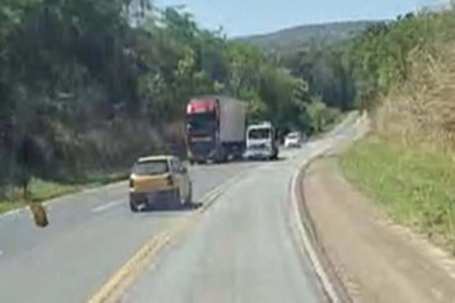 Motorista bêbado faz zigue-zague e escapa de carreta após invadir contramão